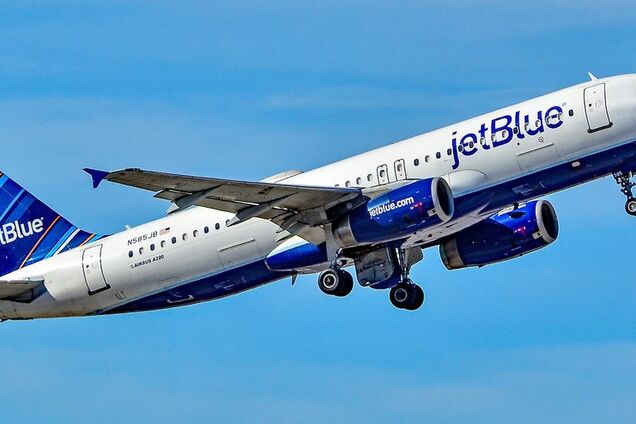 Пассажиров эвакуировали: в Нью-Йорке грузовик с фекалиями протаранил самолет