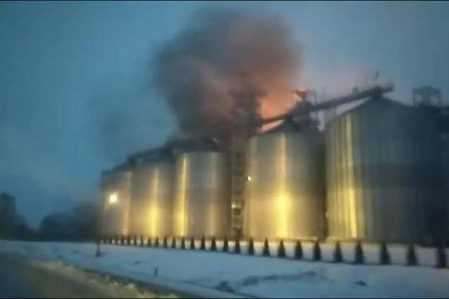 Под Львовом вспыхнул завод: фото и видео масштабного ЧП