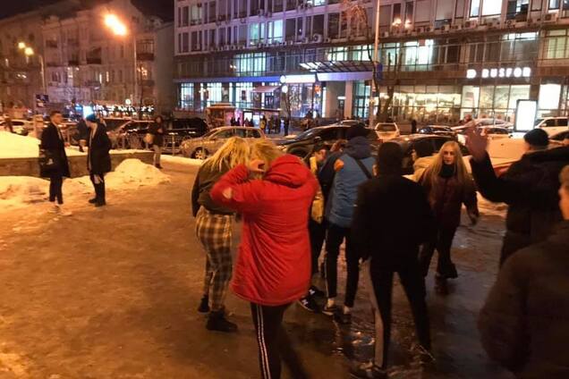 Били ногами і штовхали: з'явилися подробиці нападу підлітків у центрі Києва