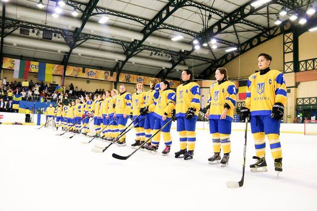 Впервые в истории: украинки вышли на чемпионат мира по хоккею