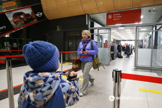 ''Зажимают гайки'': налог на выезд из России высмеял экономист