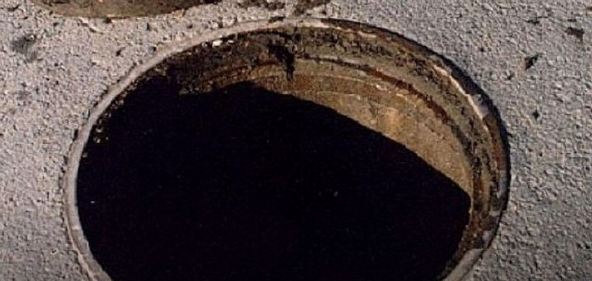 В Запорожье автомобиль колесом угодил в открытый люк