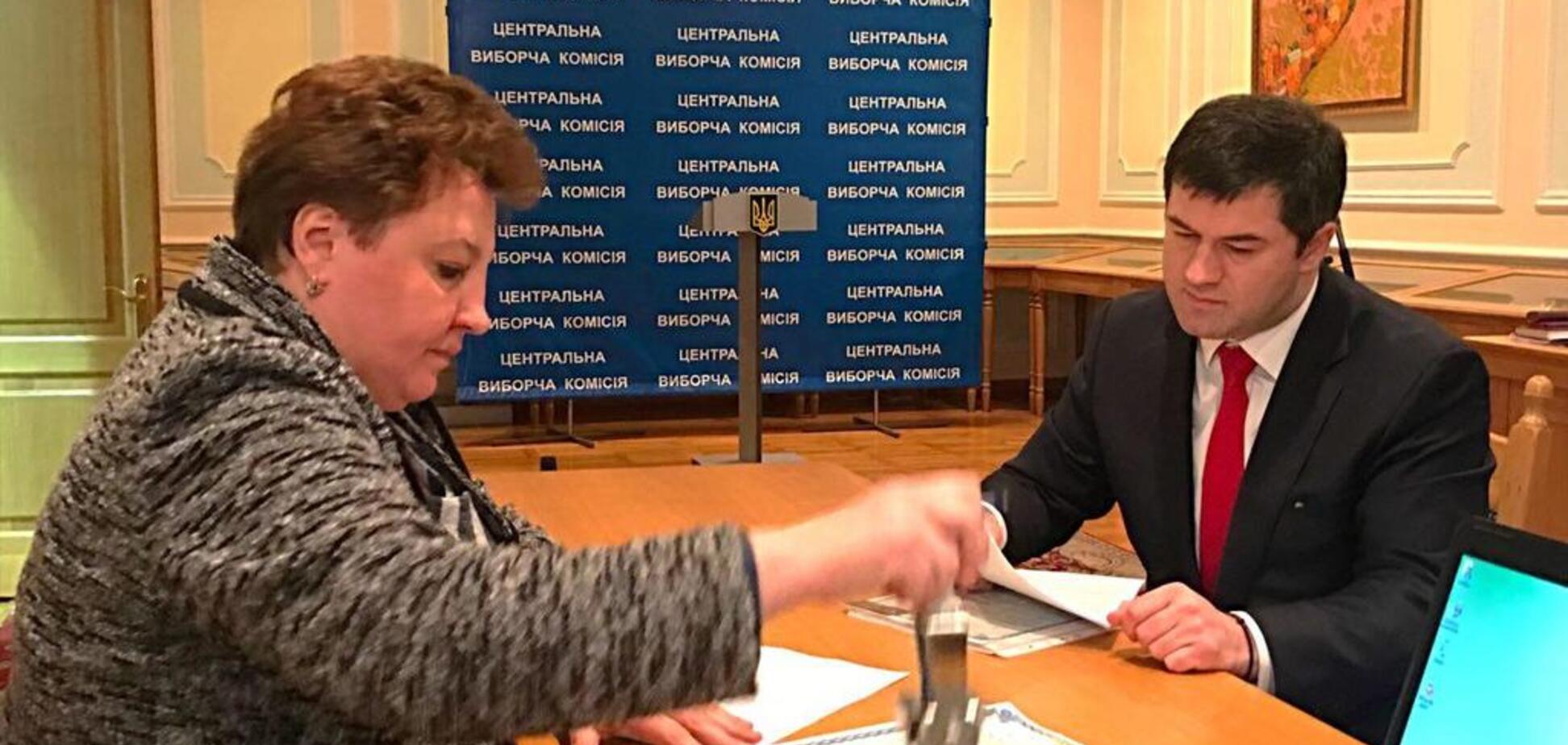 Насиров подал в ЦИК документы для участия в выборах президента