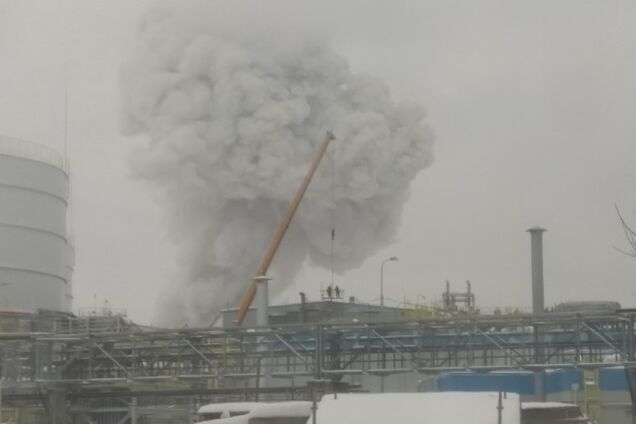 ''Думали, землетрясение!'' В России прогремел мощный взрыв на химзаводе. Первые кадры