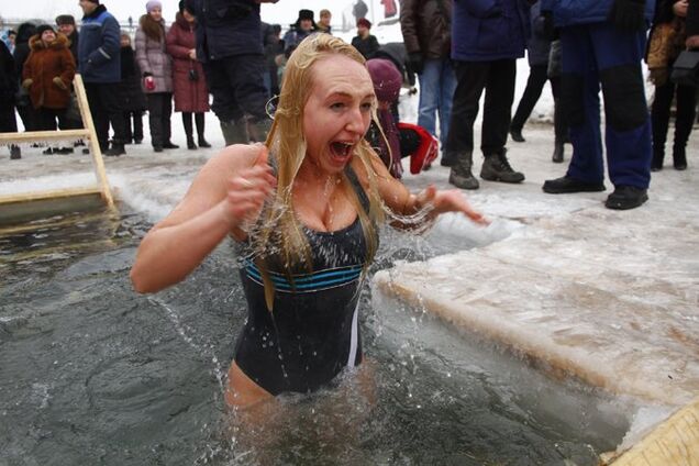Купание на Крещение: как правильно нырять в прорубь