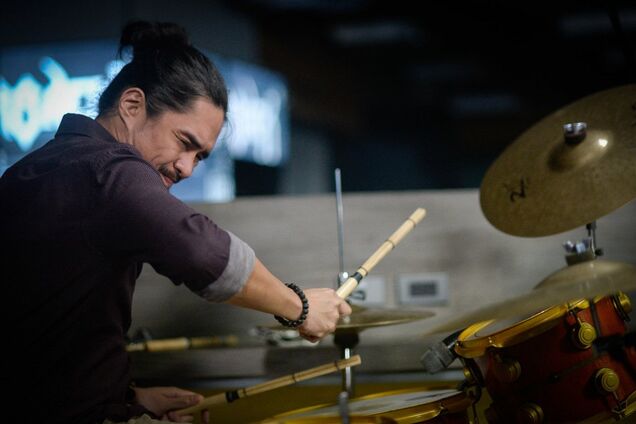 Известный рок-музыкант совершил самоубийство в прямом эфире: видео 18+