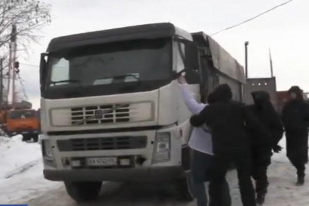 Незважаючи на заборону: скандальний 'Мостобуд' продовжує красти пісок на Видубичах