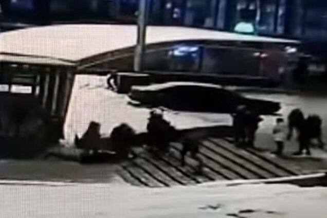 В Киеве банда подростков жестоко избила мужчину: момент засняли камеры