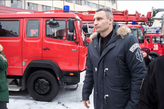 Кличко передал киевским спасателям современные пожарные спецавтомобили