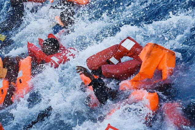 На борту — більше 100 осіб: у Середземному морі затонуло судно з мігрантами