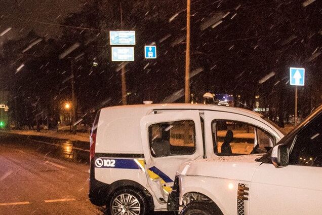 В Киеве внедорожник протаранил машину с полицейскими: фото и видео ДТП