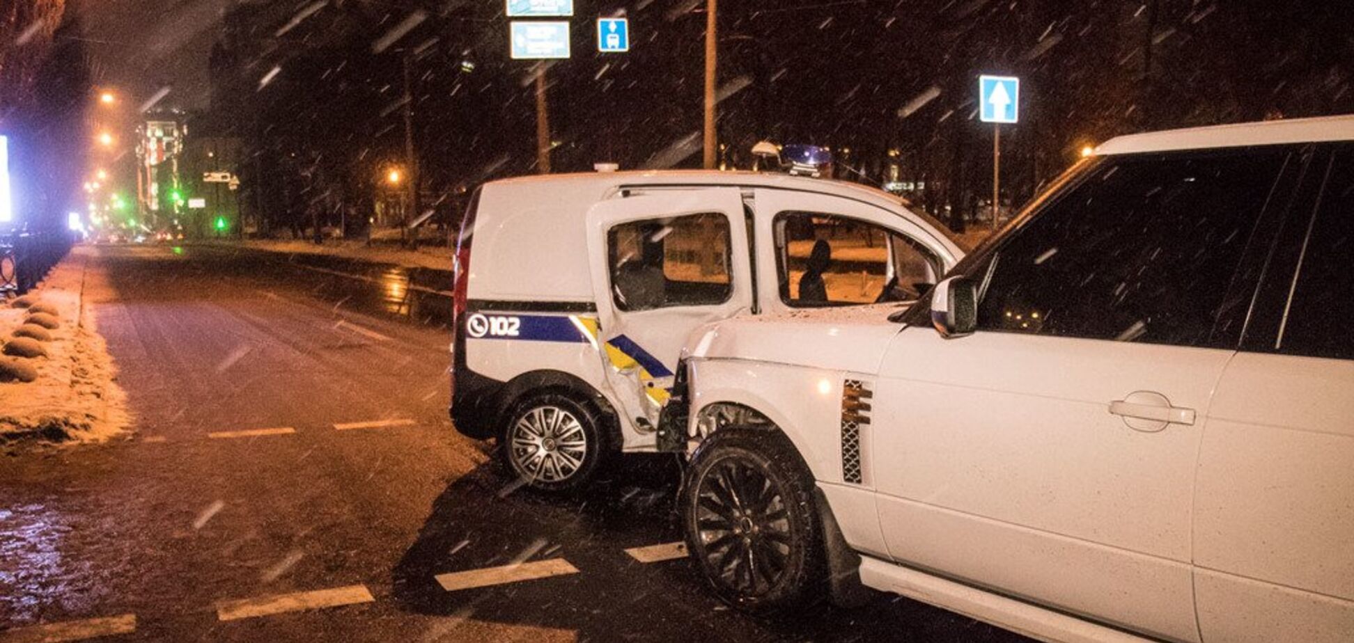 В Киеве внедорожник протаранил машину с полицейскими: фото и видео ДТП 