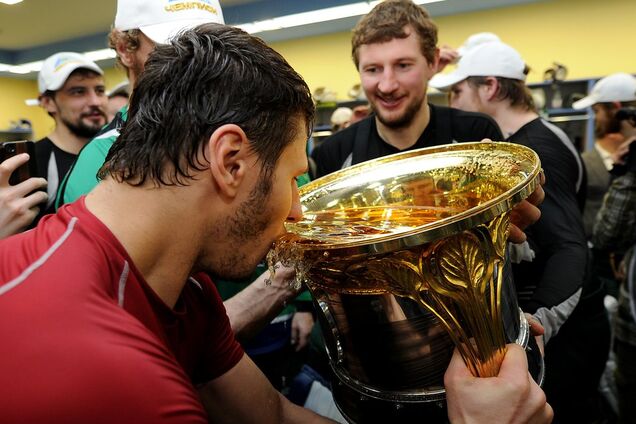 ''Спокойно выпивал'': хоккеист из России нелепо оправдался за дебош в самолете