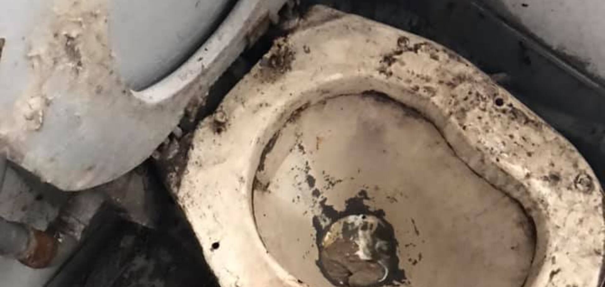 ''Держится на соплях'': журналист ужаснул сеть снимками из поезда 'Укрзалізниці'