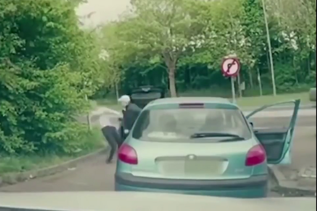 Автохами нарвалися на бійця ММА: момент розплати потрапив на відео