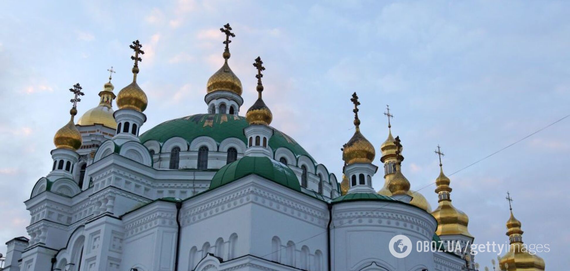 Возле Киево-Печерской лавры образовалась очередь: украинцы пришли за благодатным огнем