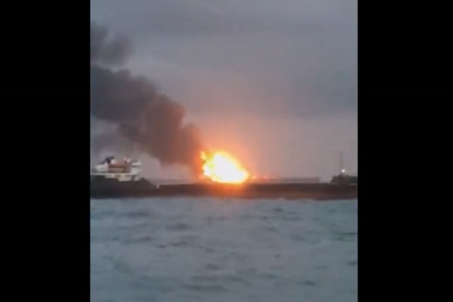 Біля Керченської протоки стався вибух: загорілися два судна