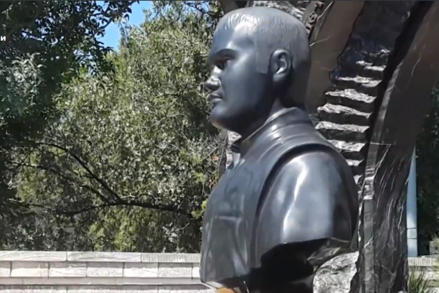 Как охраняют Януковича-младшего в Крыму: видео VIP-могилы