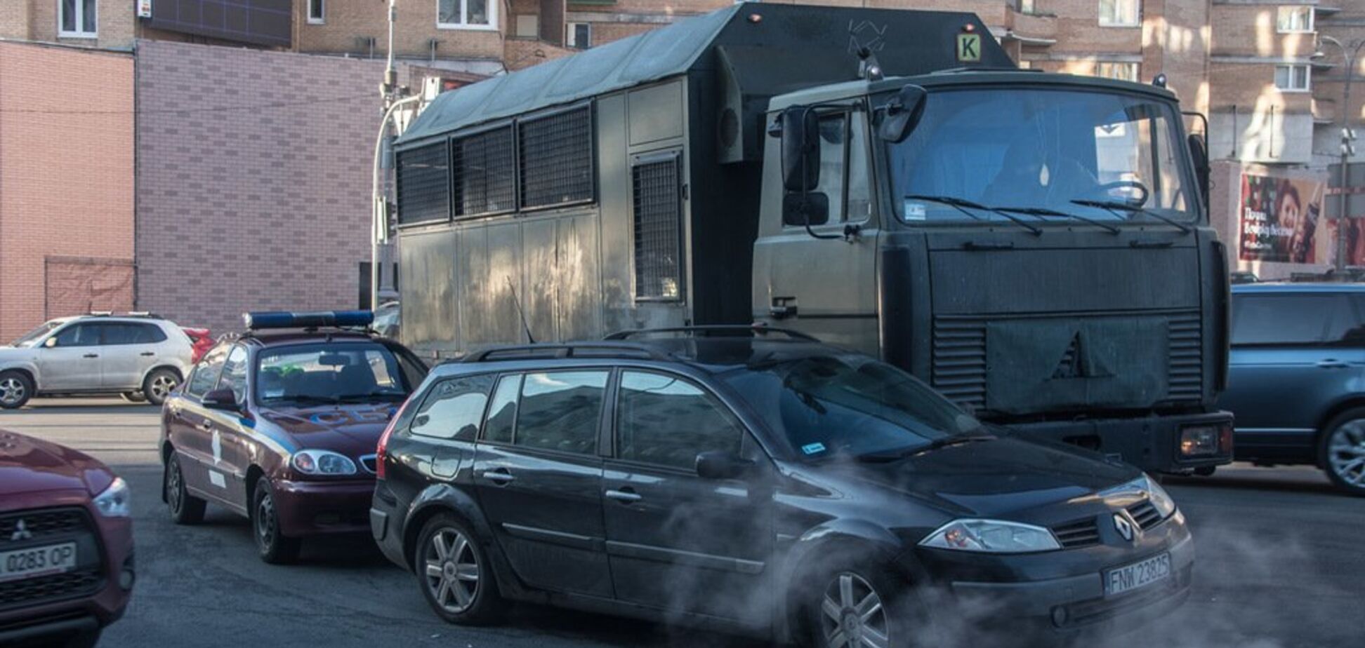 В центре Киева военный МАЗ въехал в легковое авто: подробности аварии
