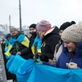 В Киеве десятки людей объединились в живую цепь: опубликованы впечатляющие кадры