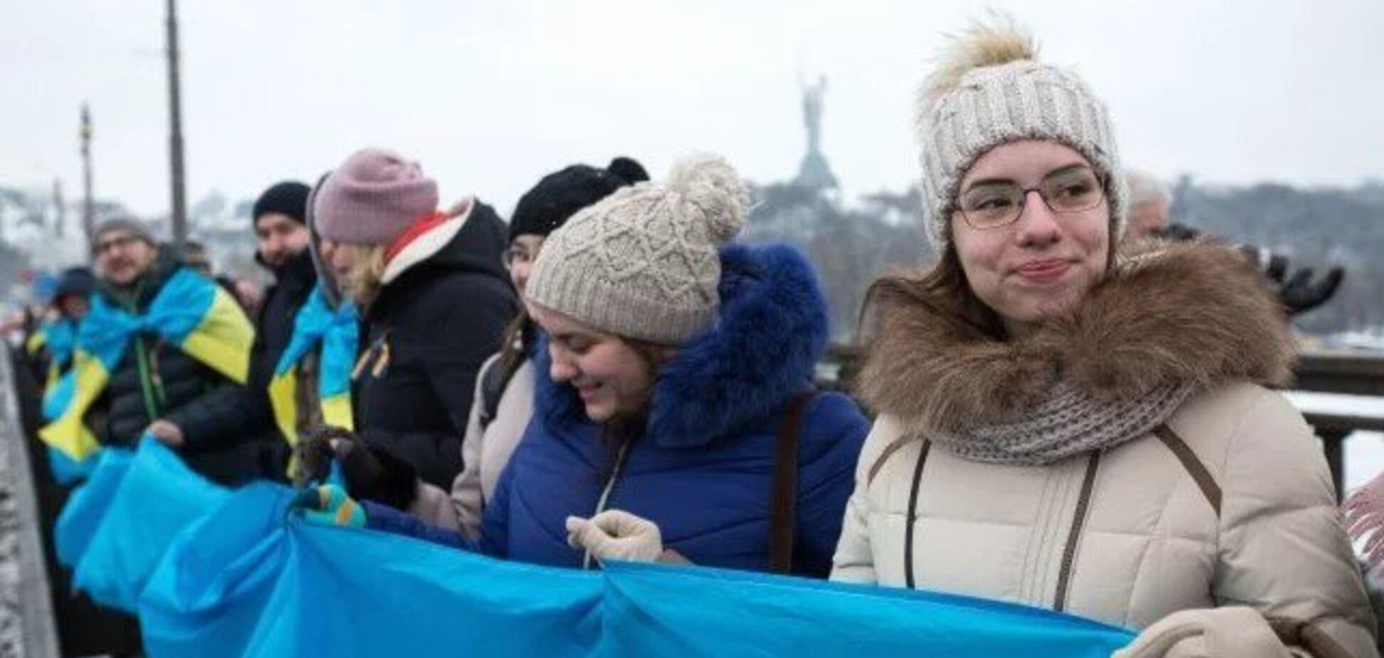 У Києві десятки людей об'єдналися в живий ланцюг: опубліковано вражаючі кадри