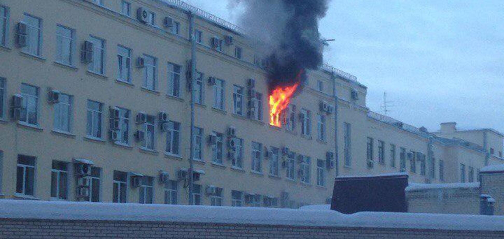 В центре Петербурга загорелся суд: первые фото и видео