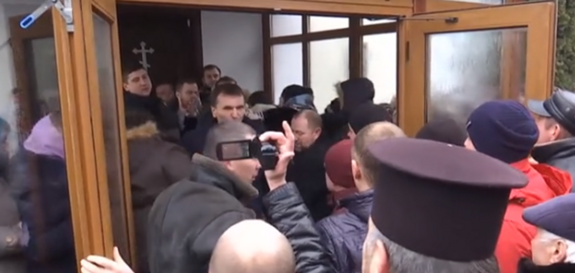 ''Бог — россиянин?'' На Волыни с боем выгнали из храма духовенство МП