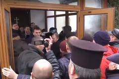 ''Бог — россиянин?'' На Волыни с боем выгнали из храма духовенство МП