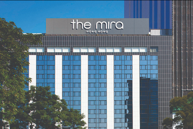 Готель, з фасаду якого випало вікно