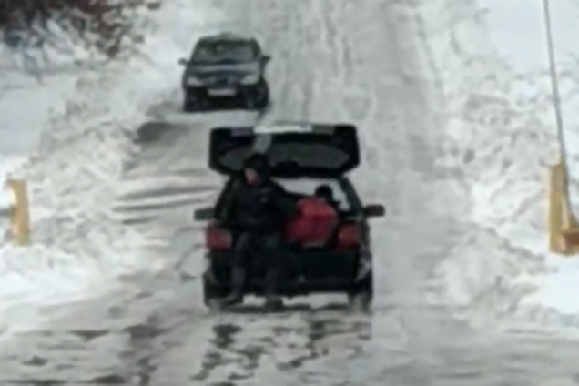 ''Раньше жили в стране, сейчас в ж**е'': на кладбище ''ДНР'' затосковали по Украине. Видеофакт