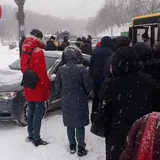 В Киеве авто влетело в остановку общественного транспорта: фото с места ЧП