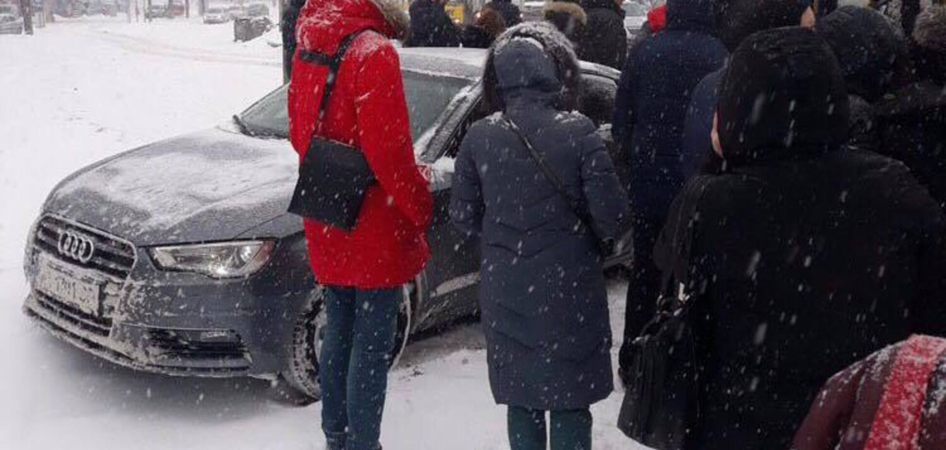 В Киеве авто влетело в остановку общественного транспорта: фото с места ЧП 