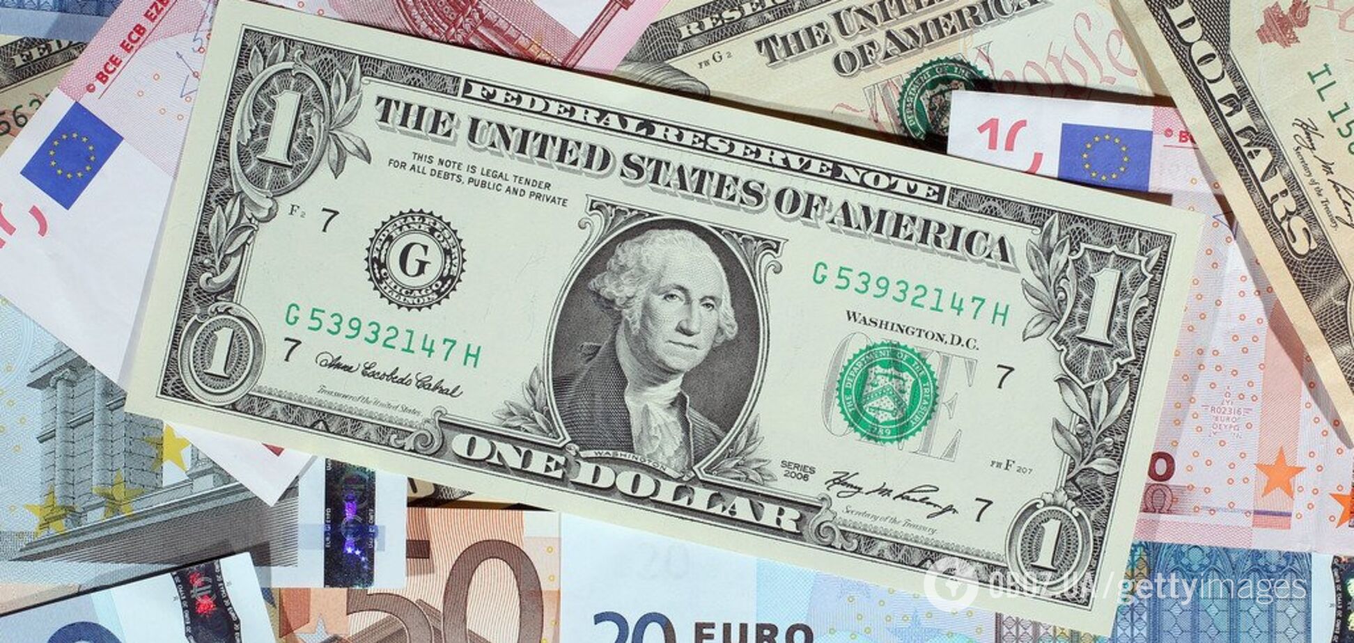 Долар у банках України наблизився до нової позначки
