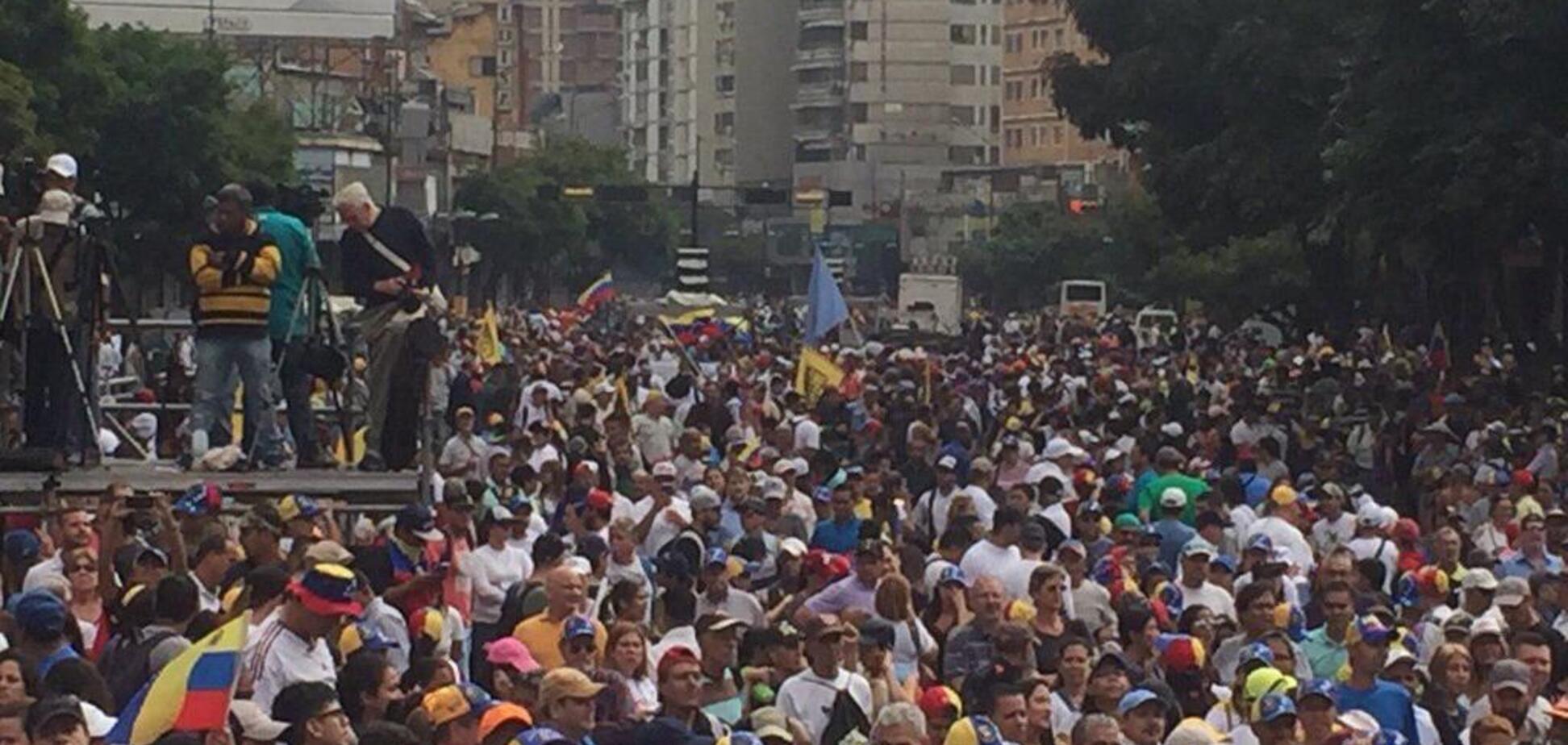 Революція у Венесуелі: силовики відкрили стрілянину, є поранені та вбиті