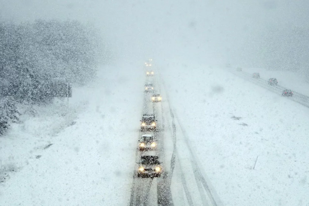 В Україні через снігову бурю перекрили дороги: карта