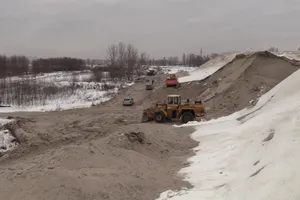 Добыча песка в поселке Погребы
