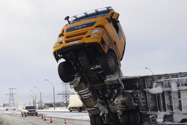 Под Киевом фура перевернулась и зависла над дорогой: жуткие кадры