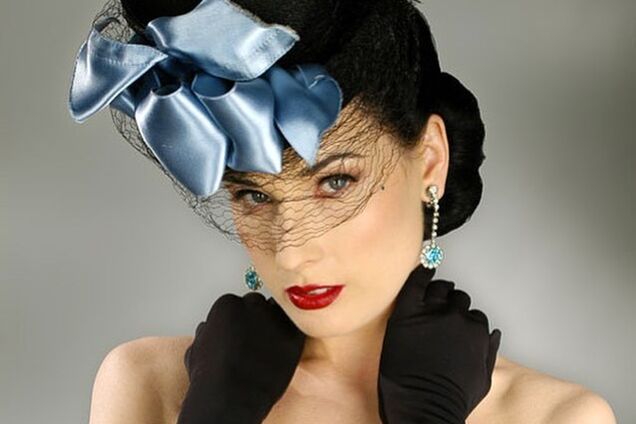 Американская королева бурлеска сверкнула голой грудью на модном показе