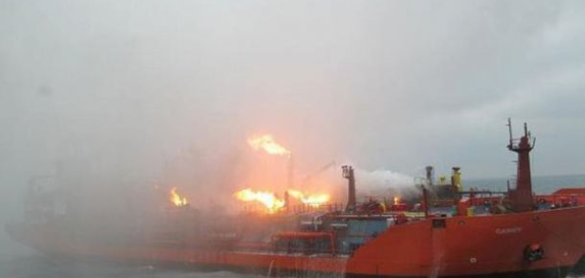 Палаючі танкери дрейфують! Окупанти забили на сполох через нову загрозу для Кримського мосту