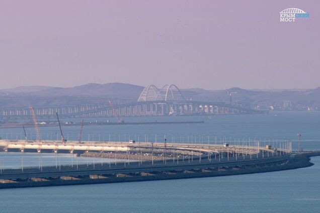Оккупанты заявили о новой проблеме с Крымским мостом: что произошло