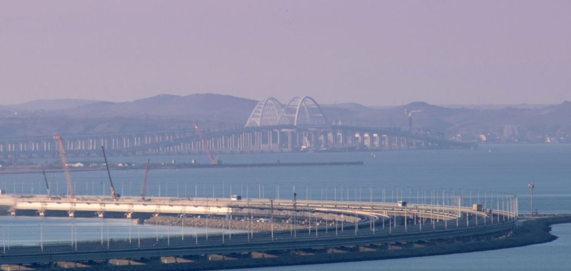 Оккупанты заявили о новой проблеме с Крымским мостом: что произошло
