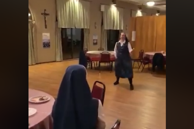 Монахини спели легендарную песню Queen и стали звездами сети. Зажигательное видео