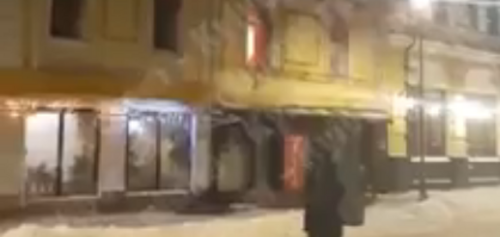 Людей терміново евакуювали: у ресторані Києва відбулася небезпечна НП. Опубліковане відео