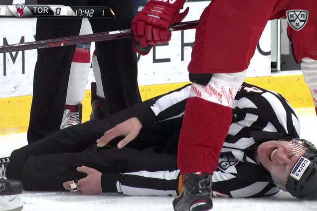 Российский хоккеист сломал на матче арбитра - опубликовано видео