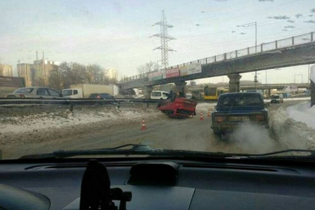 В Киеве перевернулось авто: фото и видео с места ДТП