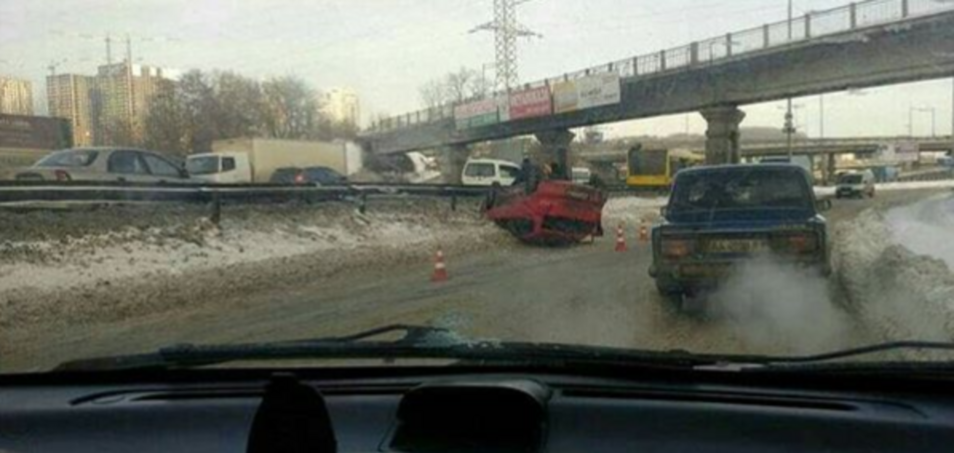 У Києві перекинулося авто: фото і відео з місця ДТП