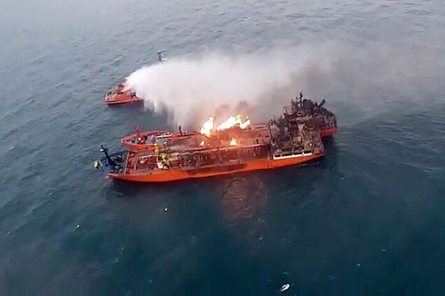 Спасают Крымский мост? Оккупанты приняли меры из-за горящих танкеров