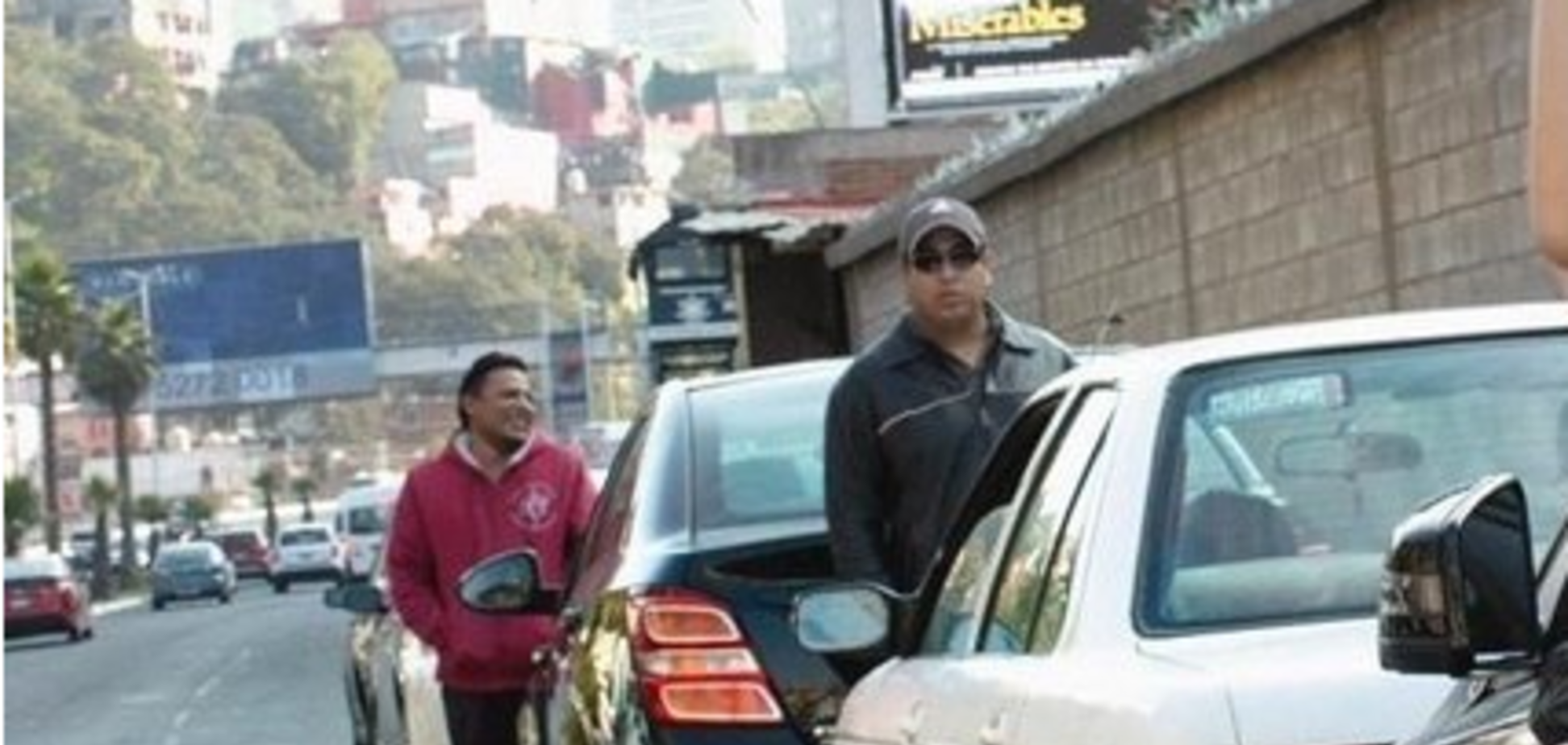 Модель полностью разделась на трассе и спровоцировала пробку: пикантные фото