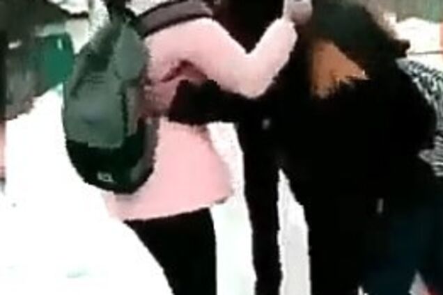 Лупила ногой в голову, рвала волосы: под Киевом школьница жестоко избила девочку