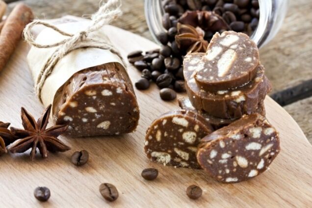 Шоколадная колбаска из печенья: рецепт из детства